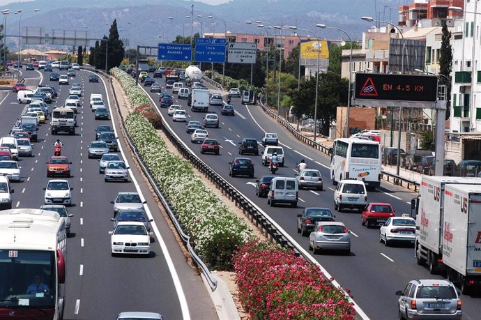 Tráfico en la Via de Cintura (Baleares), carretera, coches