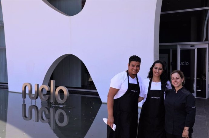 Los cocineros marroquíes Atik Katir y Fatna Hilali junto a la chef de Nuclo, Eva García