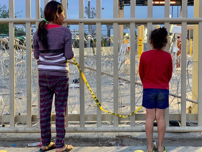 Dos menores en la frontera de México con Estados Unidos