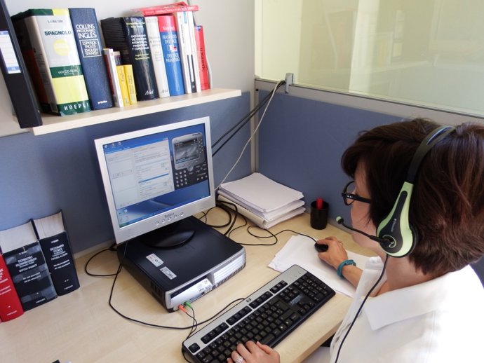 Una intérprete de Asitel atiende la petición telefónica de una empresa aragonesa.