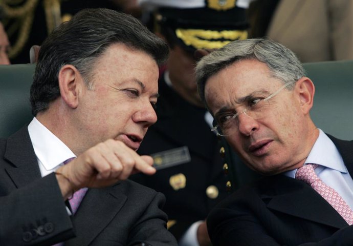 Los ex presidentes de Colombia Juan Manuel Santos y Álvaro Uribe (Imagen de archivo)