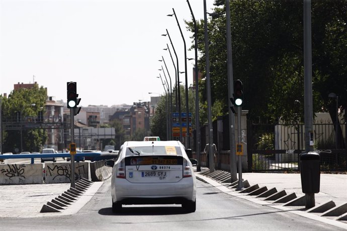 Un taxi pasa por un semáforo en verde en la Avenida de Extremadura.
