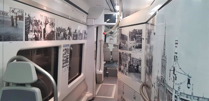 Interior de un tren de Cercanías decorado con fotografías de la Exposició Regional de 1909 de Valncia