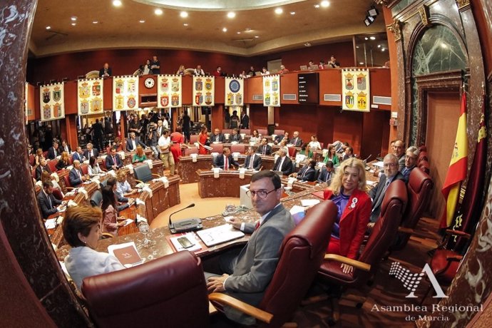 Imagen de la Asamblea en la primera votación de López Miras