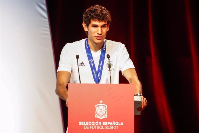 El capitán de la Selección Española Sub 21, Jesús Vallejo, durante su intervención en el acto de recepción a los campeones del Europeo Sub 21.