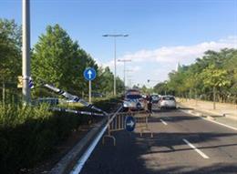 Señalización del corte de la Avenida de Salamanca de Valladolid provocado por un socavón.