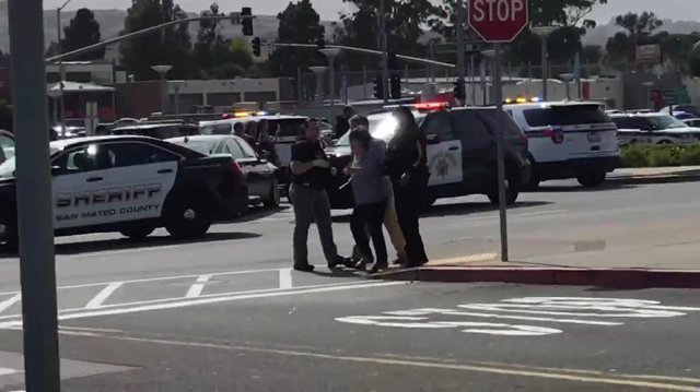 La policía de San Francisco evacúa el Centro Comercial, San Bruno