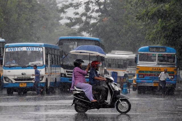 Circulación en Kolkata durante las fuertes lluvias.