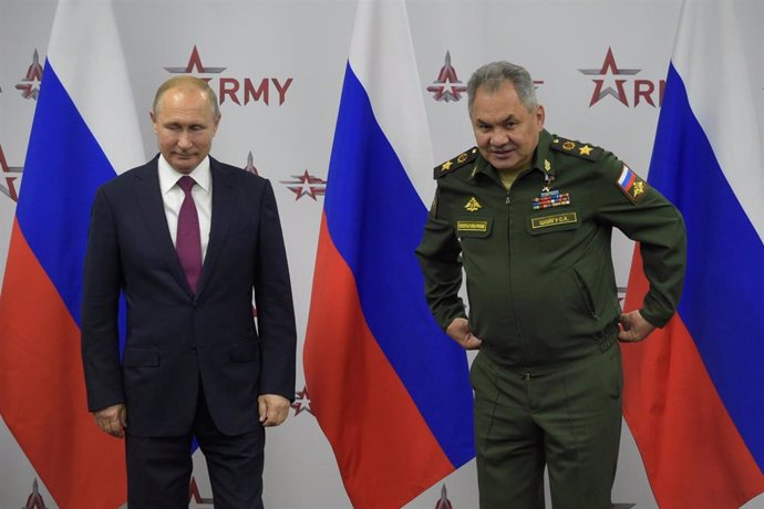 Vladimir Putin con el ministro de Defensa ruso, el general Sergei Shoigu, en un acto en Moscú