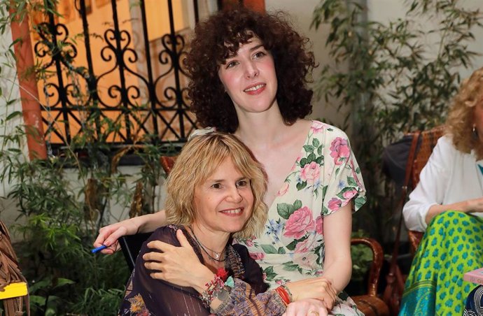 EUGENIA MARTÍNEZ DE IRUJO POSA CON SU SOBRINA BRIANDA