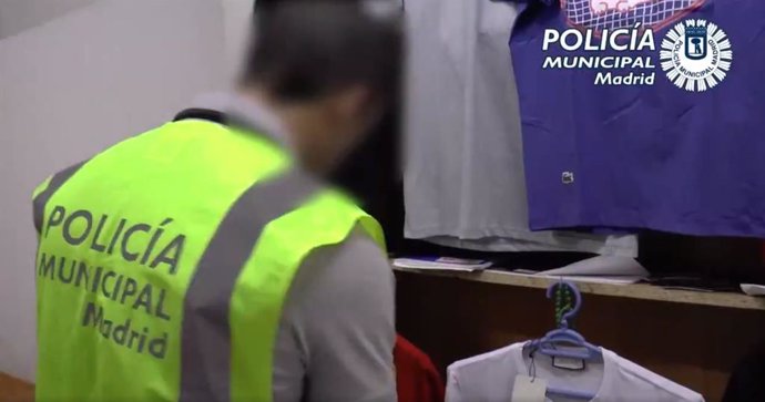 La Policía Municipal de Madrid detiene a un hombree incauta más de 1.000 falsificaciones en una operación contra el 'top manta' en Lavapiés