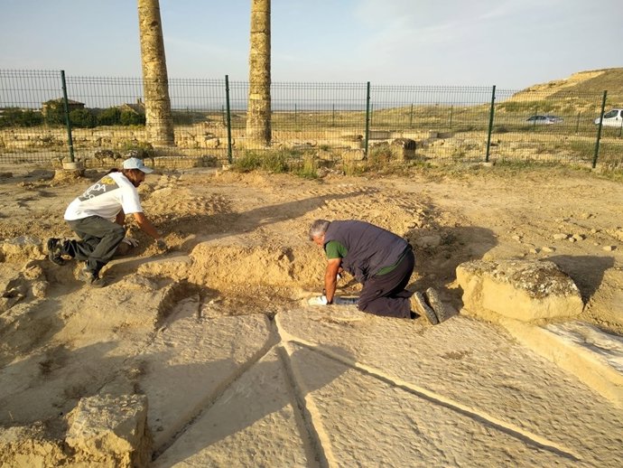 La excavación de los estudiantes internacionales se va a centrar en dos zonas. En la imagen, la que se ubica nada más llegar al yacimiento, en la que se ha encontrado un paso de cebra de época romana.