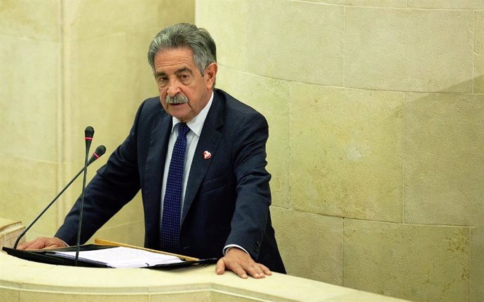 Revilla en la tribuna del Parlamento de Cantabria