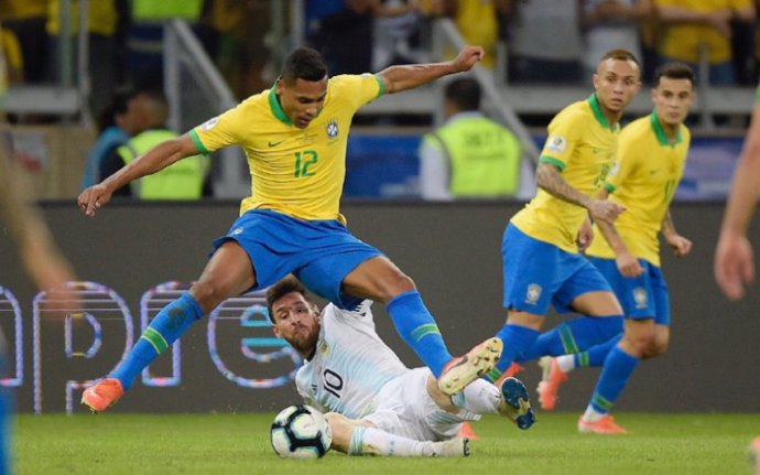 Messi cae al suelo en el Brasil - Argentina