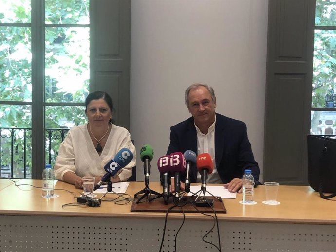 El deg de l'ICAIB, Martín Aleñar, i l'advocada Carmen López