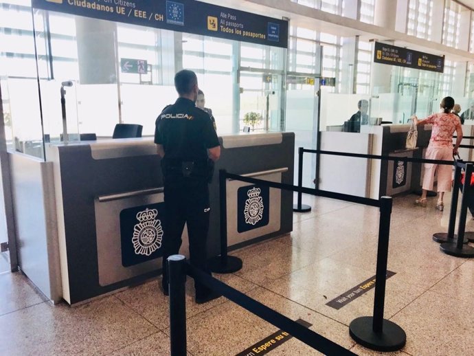Agente de la Policía Nacional en el aeropuerto de Málaga