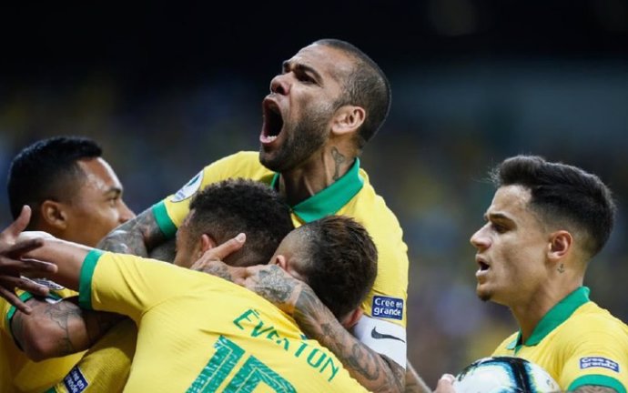 Dani Alves celebra la victoria de Brasil