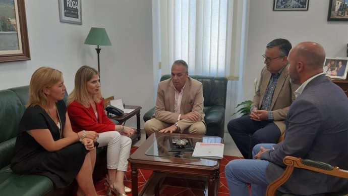 Ana Mestre con los representantes del Ayuntamiento de San Roque