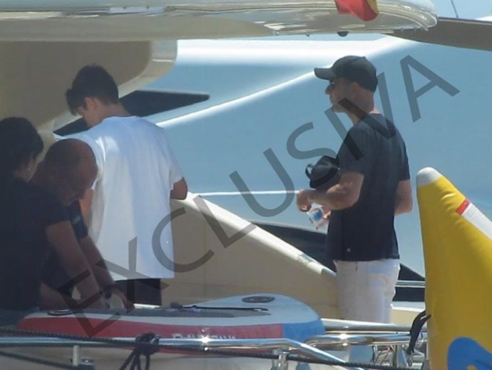 No solamente Ana Rosa Quintana y su marido disfrutan de unos días en Ibiza, también Zidane ha comenzado las vacaciones de verano junto a su familia en la isla de Ibiza. El futbolista ha empezado el verano disfrutando de un viaje junto a sus familiares e
