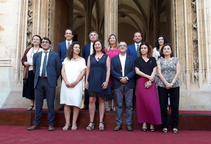 Foto de família del nou Govern de Francina Armengol per l'etapa 2019-2023, després de prendre possessió del crrec els nous consellers
