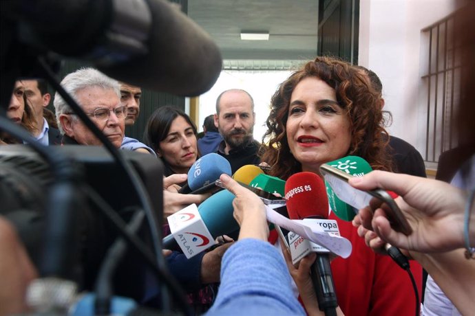 La ministra de Hacienda y cabeza de lista del PSOE al Congreso por Sevilla, María Jesús Montero, atiende a los medios tras acudir a votar.