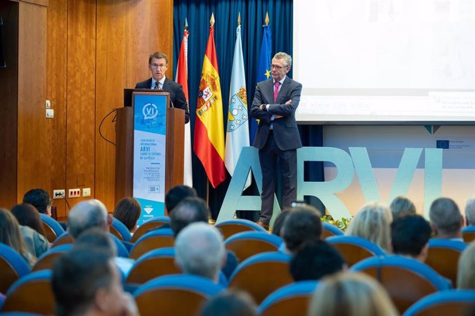 El presidente de la Xunta, Alberto Núñez Feijóo, y el presidente de la Cooperativa de Armadores de Pesca del Puerto de Vigo (ARVI), Javier Touza, durante la VI Conferencia Internacional ARVI sobre el Futuro de la Pesca