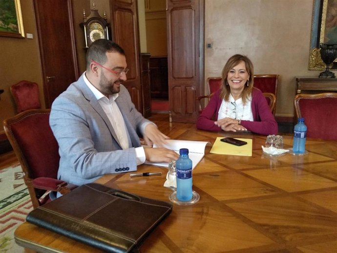 Reunión entre el candidato a la presidencia del Gobierno del Principado, el socialista Adrián Barbón y la diputada de IU, Ángela Vallina.