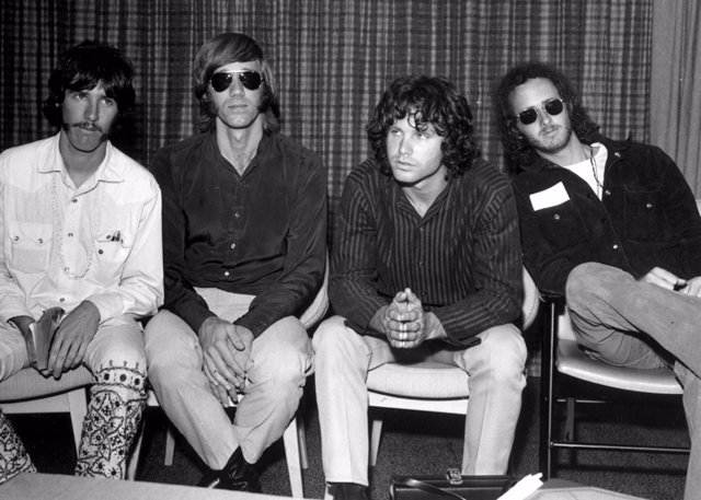     Ya han pasado 43 años de ese fatídico 3 de julio en el que Jim Morrison perdía la vida en París. Una muerte aún sin esclarecer, ya que las autoridades francesas consideraron innecesario realizar una autopsia del cadaver al considerar que no había sido