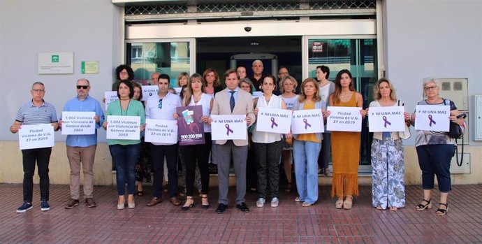 El delegado del Gobierno andaluz en Córdoba, Antonio Repullo (centro), participa en el minuto de silencio ante el IAM.