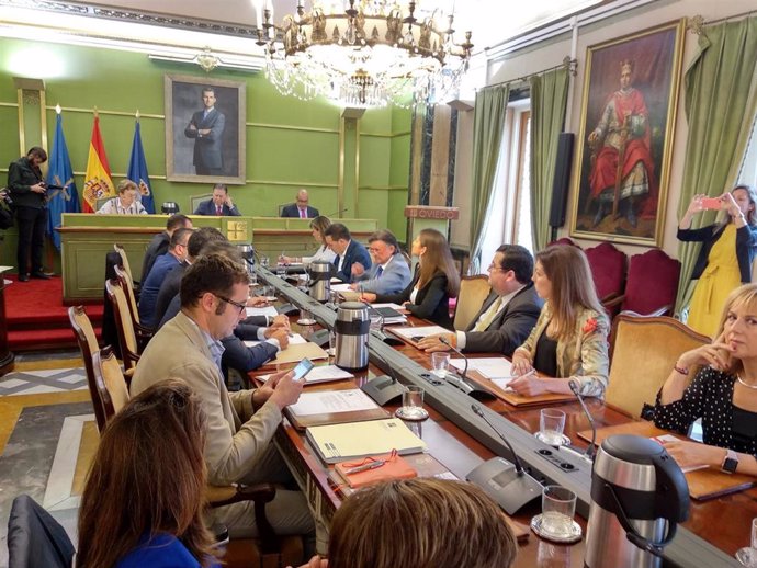 Concejales del PP y Cs en el pleno del Ayuntamiento de Oviedo.