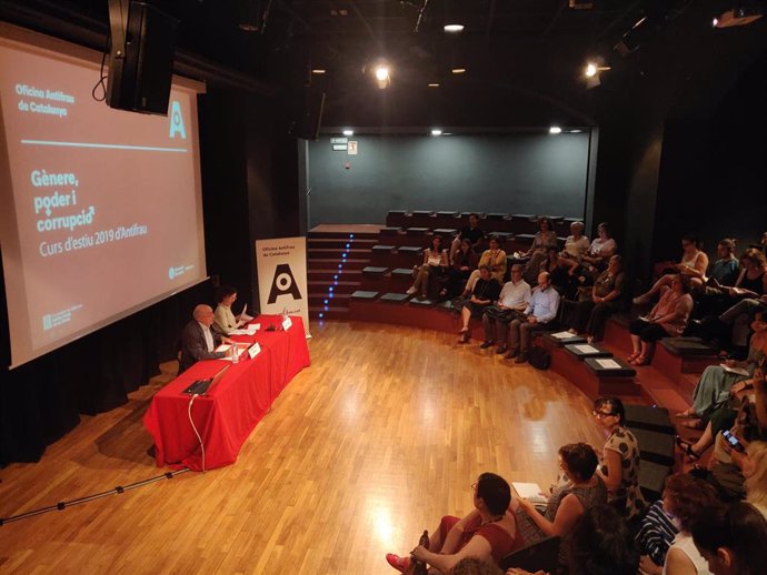 El director de la Oficina Antifrau de Catalunya (OAC), Miguel Ángel Gimeno, y la doctora en Filosofía de la Universitat de Barcelona Begoña Román inauguran el curso de verano sobre 'Género, poder y corrupción'.