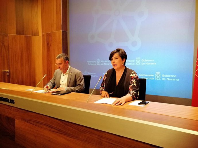Migual Laparra y María Solana, en la rueda de prensa posterior a la sesión del Gobierno de Navarra