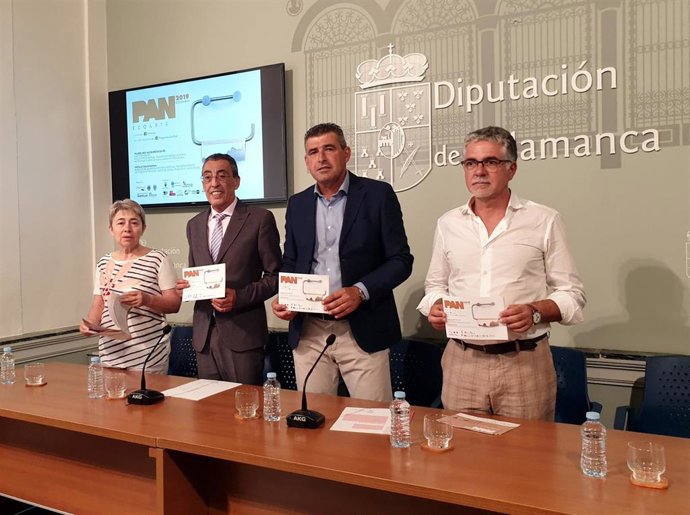 De izq. A dcha, la presidenta de la Cámara de Alfndega da Fe, Berta Nunes; el delegado de la Junta; Bienvenido Mena; el delegado provincial de Cultura, Julián Barrera y el alcalde de Morille, Manuel Ambrosio Sánchez.