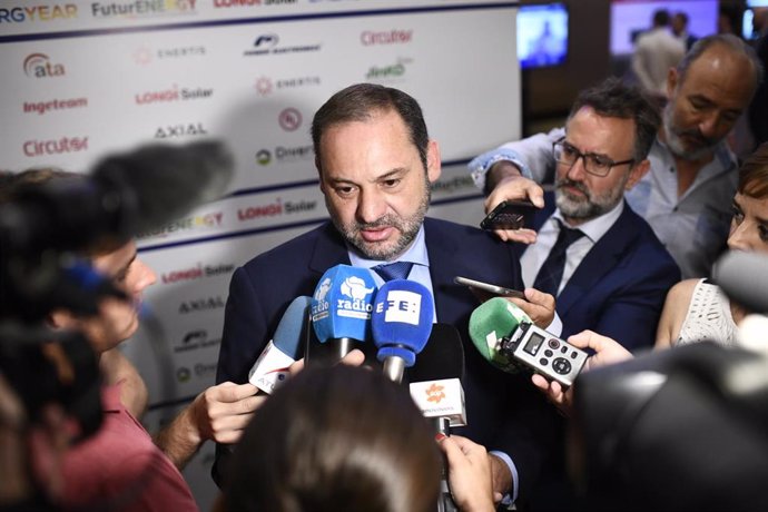 El ministro de Fomento, José Luis Ábalos, ofrece declaraciones a los medios de comunicación a la llegada del foro de debate 'Energyear Mediterránea 2019' en el Hotel Intercontinental de Madrid.