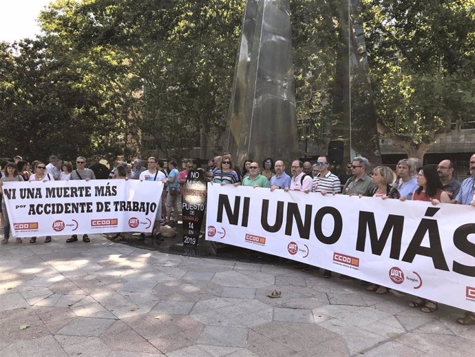 Concentración de CCOO y UGT en Zaragoza para protestar por la siniestralidad laboral, que suma catorce trabajadores fallecidos este año en Aragón.