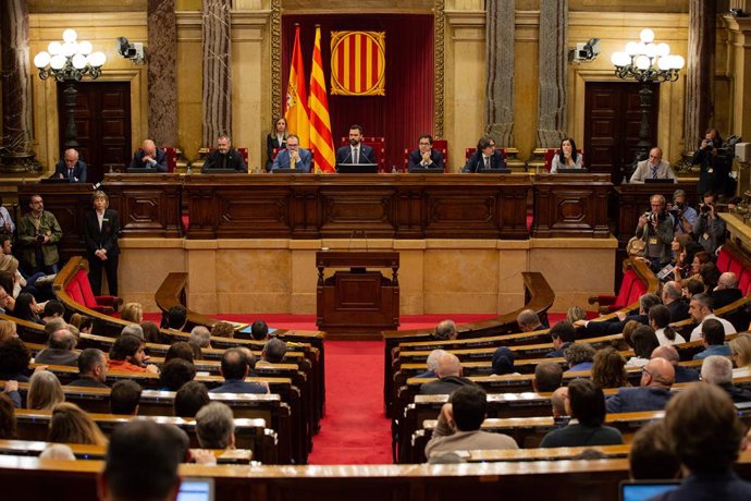 Vista de l'hemicicle del Parlament de Catalunya, presidit per Roger Torrent