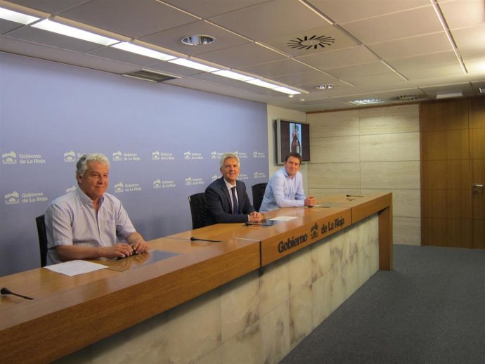 El programador del Festival, Jesús Pérez Caballero, el director general de Cultura y Turismo, Eduardo Rodríguez Osés, y el alcalde de Ezcaray, Gonzalo Abajo, presentan la 23 edición del Festival de Jazz