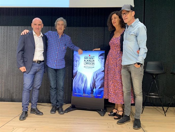 Presentación del concierto de Hertzainak en el Euskalduna, con Josu Zabala y Gari, junto a la diputada de Cultura, Lorea Bilbao, y el director del Euskalduna, Andoni Aldekoa.