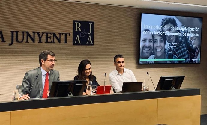 El vicepresidente ejecutivo de Roca Junyent, Joan Roca, la directora de Vodafone en Catalunya y Aragón, Laura Molist, y el director de la zona ibérica de Scheneider Electric, Josu Ugarte.