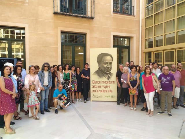 Presentación de la XIII edición de La Luna Llena en el patio del Ayuntamiento con colectivos y artistas implicados en las actividades.