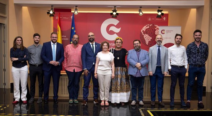 Foto de familia tras la firma de la "Declaración de Mérida" en defensa de los derechos de las personas LGTBI
