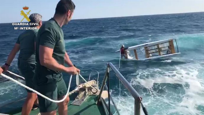 La Guardia Civil rescata a un hombre en catamarán en la costa de Vilassar de Mar (Barcelona)
