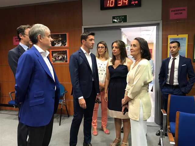 La consejera en funciones de Justicia de la Comunidad de Madrid, Yolanda Ibarrola, visita los juzgado de Paz de Valdemorillo.