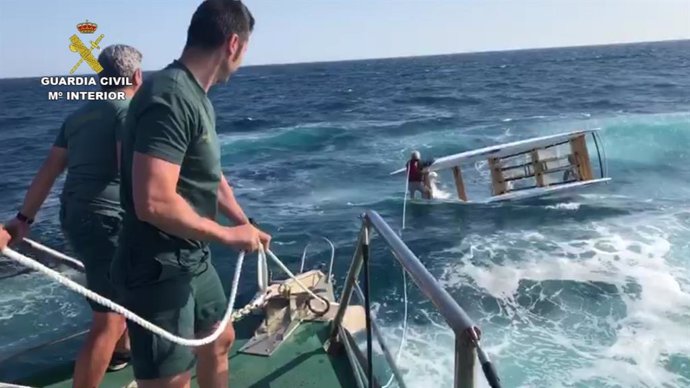 Rescaten un home que navegava en catamar a la costa de Vilassar de Mar (Barcelona)