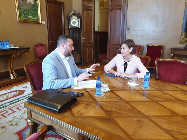 Reunión  del candidato  a la presidencia del Principado,  Adrián Barbón y la presidenta de Foro, Carmen Moriyón.