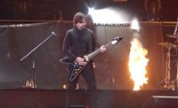 Juanes saca su lado metalero haciendo una rotunda versión de 'Seek & Destroy' de Metallica
