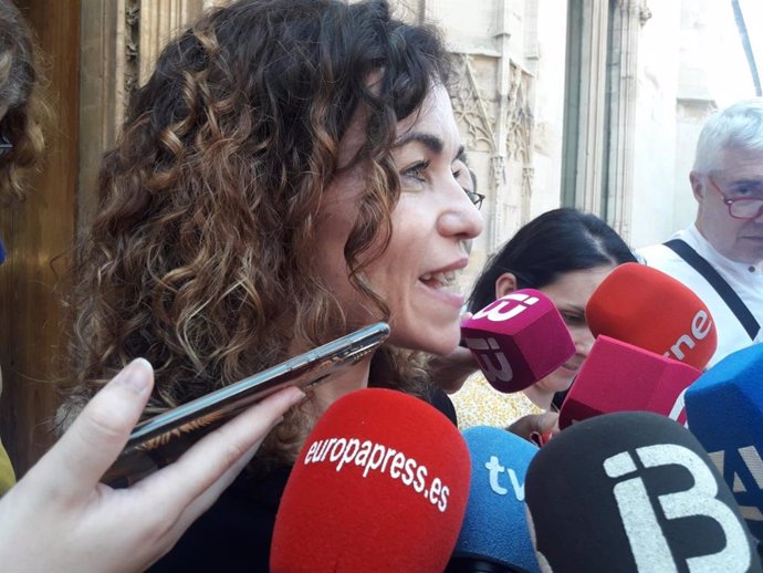 La consellera d'Hisenda i Relacions Exteriors, Rosario Sánchez, atén els mitjans després de prendre possessió del crrec. 