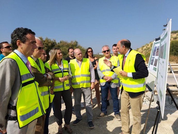 Marifrán Carazo, consejera de Fomento, acompañada de otros responsables públicos en su visita a las obras.
