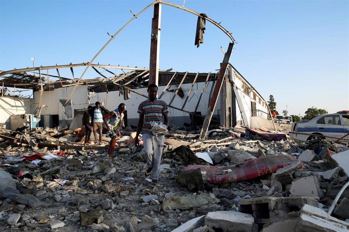 Centro de migrantes alcanzado en un bombardeo en Trípoli