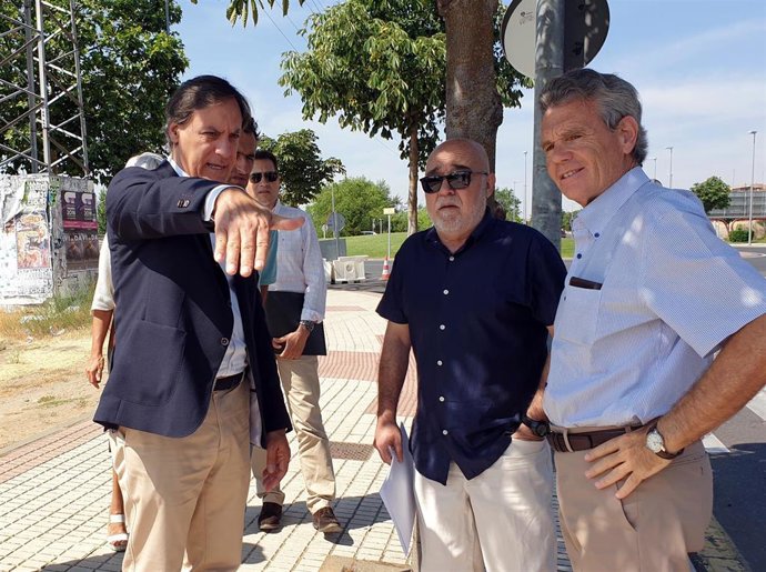 El alcalde de Salamanca, Carlos García Carbayo, se interesa por las obras previstas en la Cañada de la Aldehuela.